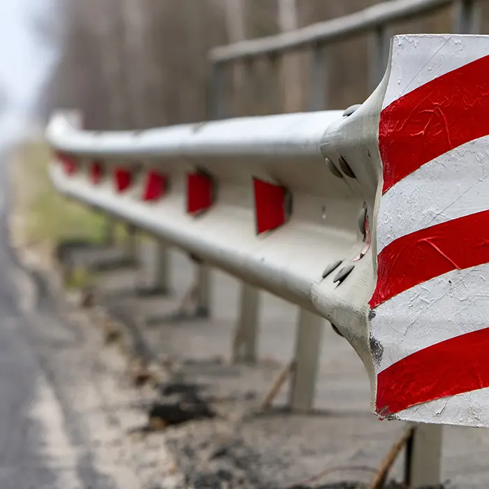 defensas_metalicas_carretera_vial_seguridad_caminos.webp