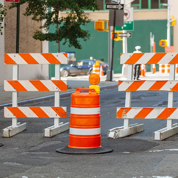 seguridad_vial_conos_topes_barreras.webp